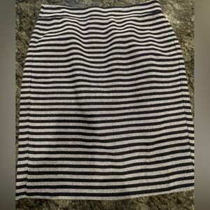 💙J Crew size 2 navy/off-white pencil skirt size 2. Flattering cut!